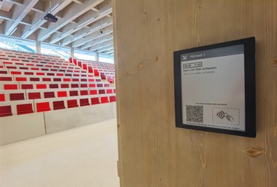 CARDEA vor einem Hörsaal am JKU Med Campus CARDEA vor einem Hörsaal am JKU Med Campus
